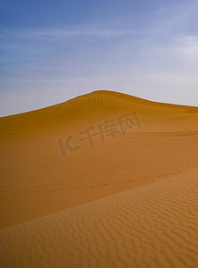 蓝天沙漠摄影图