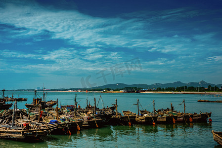 天空摄影照片_夏季海边渔船摄影图