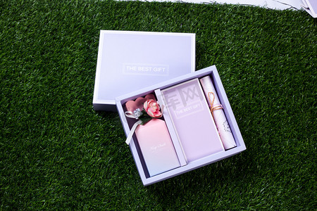 口红盒摄影照片_化妆品盒礼品盒礼物包装盒摄影图
