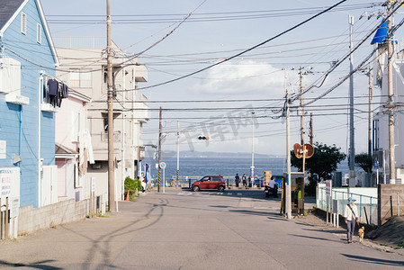 道路摄影照片_日本神奈川海边小城夏日摄影图