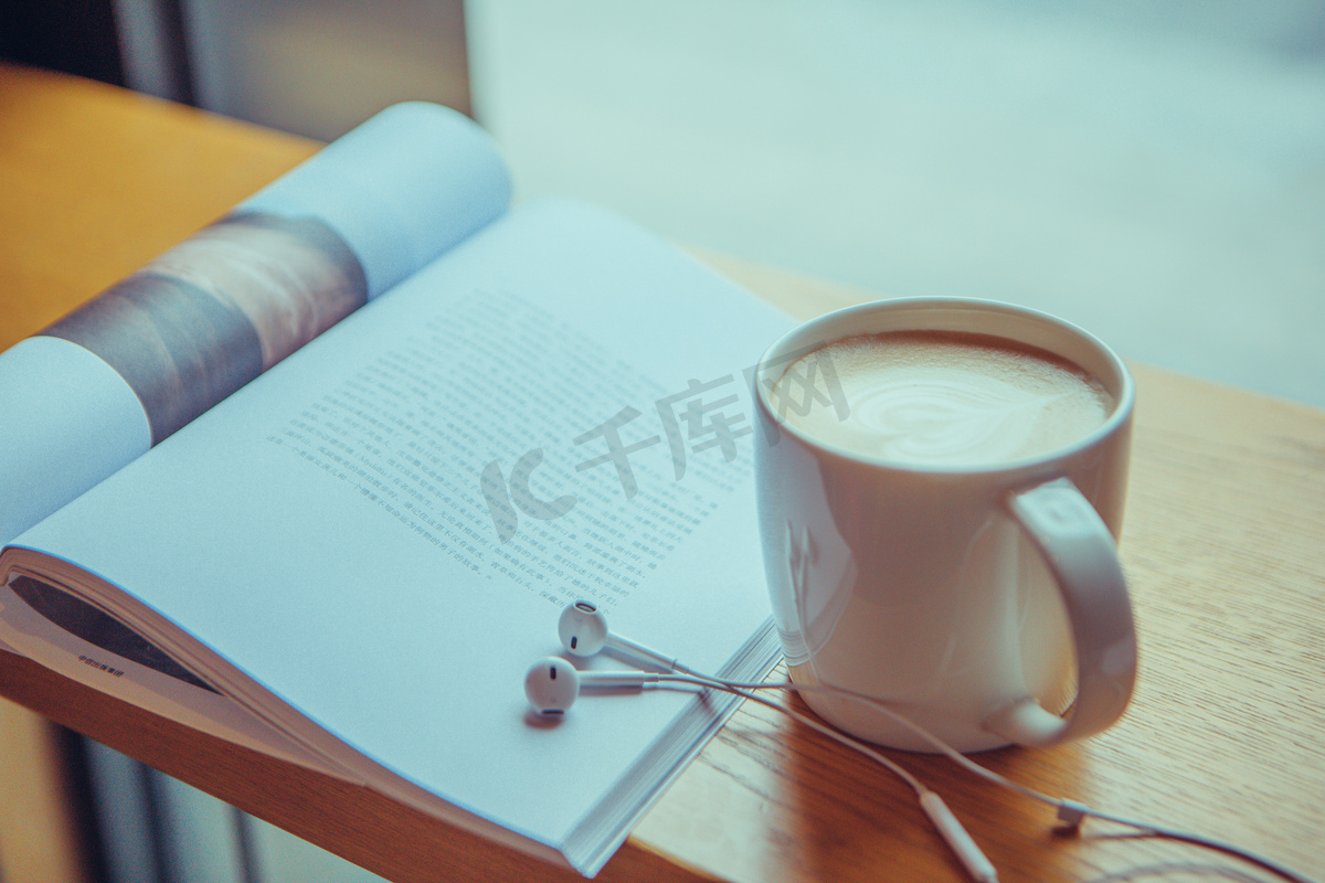 边喝咖啡边看书,喝咖啡,一个人喝咖啡看书图片_大山谷图库