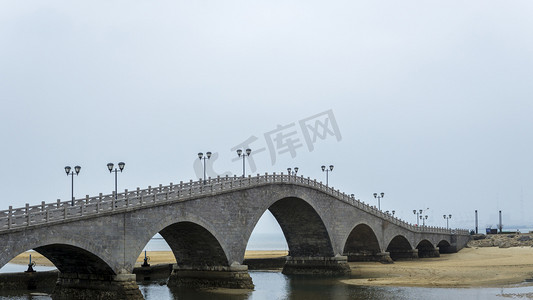 城市风景系列之水面上的石板长桥高清图片摄影图