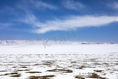 雪景天空摄影照片_雪下山和大地摄影图