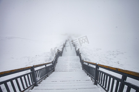风景名胜雪峰雪景摄影图