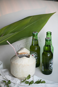 夏日饮料椰子啤酒摄影图