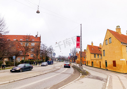 丹麦小镇街头马路和小公寓摄影图