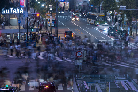 日本涩谷城市街道十字路口夜景摄影图