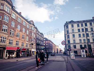 丹麦街头的建筑和行人摄影图