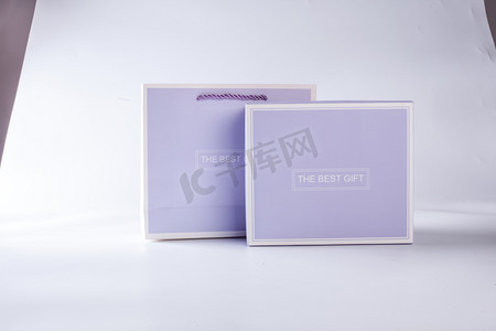 高档标签摄影照片_化妆品盒礼品盒高档包装盒摄影图