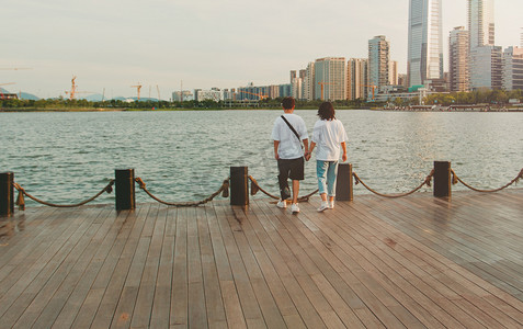 海边牵手的情侣