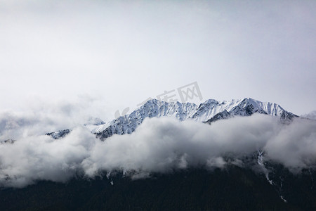 西藏印象摄影照片_云雾环绕雪山摄影图