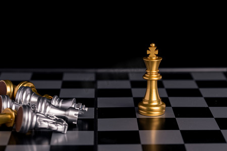 有胆来挑战摄影照片_国际象棋棋盘上的博弈策略摄影图