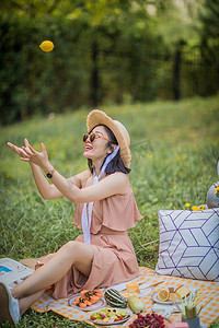 妇女节女性摄影照片_夏天户外野餐玩耍的女孩