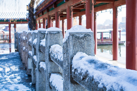 青石栏杆上雪摄影图