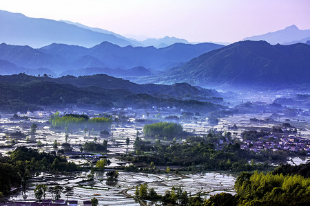 山峰水田和树木摄影图