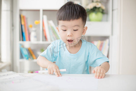 儿童节摄影照片_小男孩画画