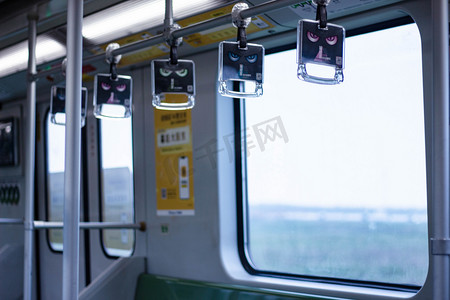 地铁列车内车窗摄影图