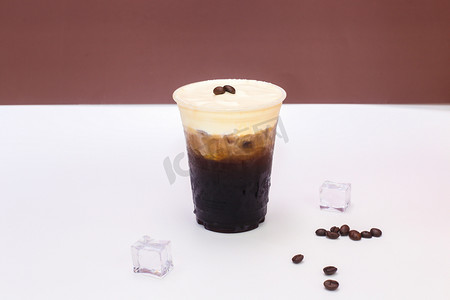 冰咖啡可可豆咖啡豆摄影图