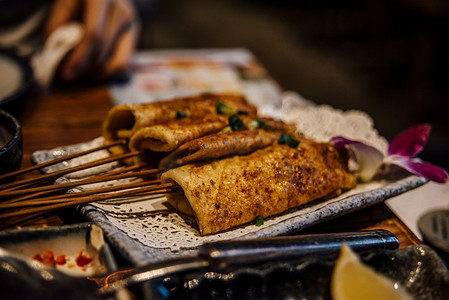 烧烤餐饮摄影照片_竹签豆皮摄影图