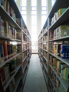 国内大学图书馆自习室书架摄影图