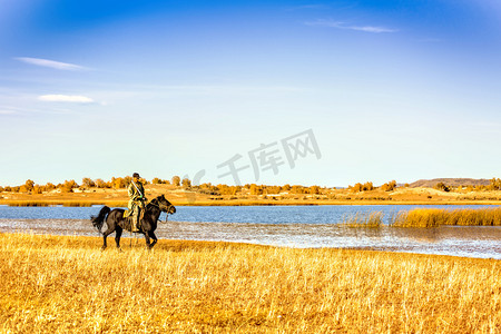 秋装上市背景摄影照片_人物马匹和水面