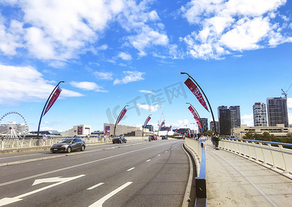 澳洲布里斯班大桥上的马路摄影图