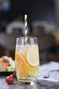 橙子易拉罐摄影照片_果汁饮料橙子摄影图