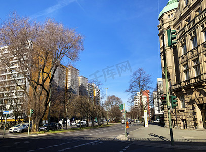 欧洲街头摄影照片_丹麦街头晴朗的天空和马路摄影图