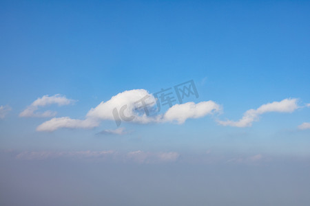 缭绕云雾摄影照片_云海苍茫云雾缭绕自然风景摄影图