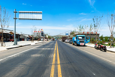 高速马路摄影照片_坝上草原的御道口小镇的中心道路摄影图