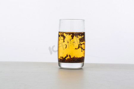 简易框框摄影照片_泡茶叶之红茶茶叶茶罐摄影图配图