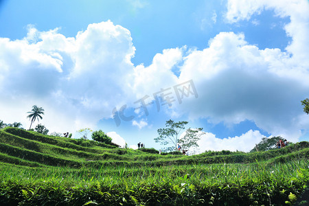 天空风景图摄影照片_梯田和天空摄影图