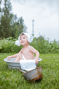 人洗澡摄影照片_夏天户外洗澡的小男孩