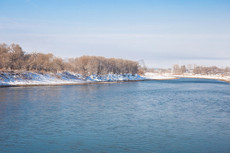 冰雪摄影照片_冬季河边雾凇北方景观摄影图
