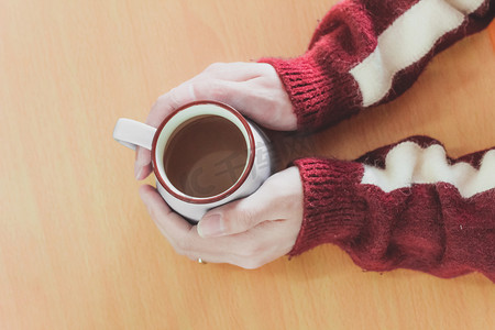 咖啡热咖啡摄影照片_双手捂着杯子取暖