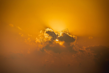 云朵遮住了太阳摄影图