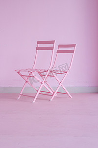 两把粉色的椅子摄影图