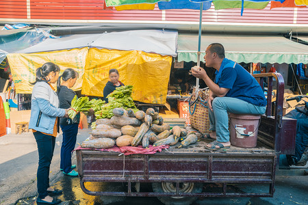 卖瓜的商人摄影图