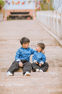 春茶上春摄影照片_寺庙台阶上玩耍的兄弟俩