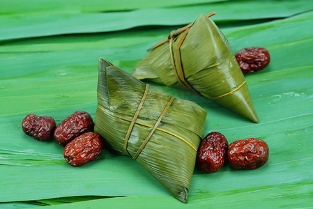 粽子叶粽子摄影照片_端午节粽子食品摄影图