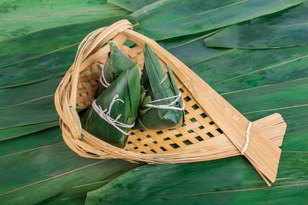 竹篮上的粽子摄影图