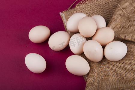新鲜白皮鸡蛋摄影图