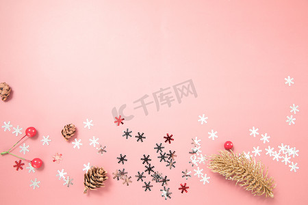 边框诗意诗语摄影照片_圣诞-留白三分之二粉色背景摄影