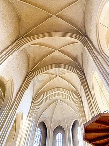 尖顶教堂内部几何形天花板摄影图