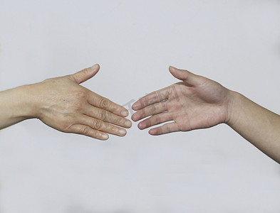 两只手握手母亲和儿子的手摄影图