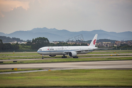 旅游公司活动海报摄影照片_跑道飞机摄影图