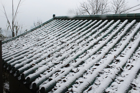 冬天积雪古风凄凉积雪落叶寒山寺自然风景摄影图