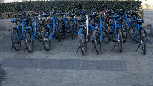 蓝色单车自行车停放处摄影图