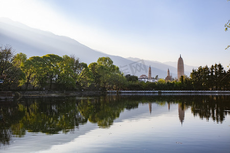 山水湖泊摄影照片_大海湖泊景观摄影图