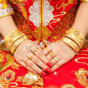 结婚金色摄影照片_局部特写戴着金手镯金戒指的人摄影图